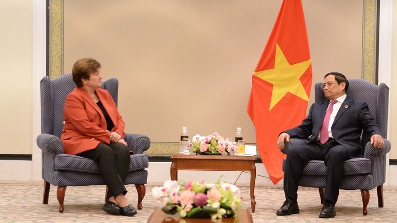 El primer ministro de Vietnam, Pham Minh Chinh, y la directora general del FMI, Kristalina Georgieva. 