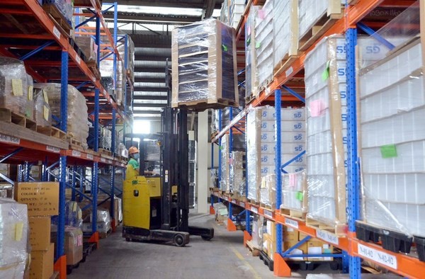 Carga y descarga de mercancías en el almacén inteligente de la empresa Delta Hanoi International Co., Ltd. (Fotografía: hanoimoi.com.vn)