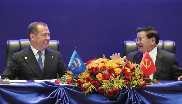 El presidente del partido gobernante Rusia Unida y subtitular del Consejo de Seguridad de Rusia, Dmitry Medvedev (izq.), y el secretario general del PPRL, Thongloun Sioulith (Fotografía: sputniknews)