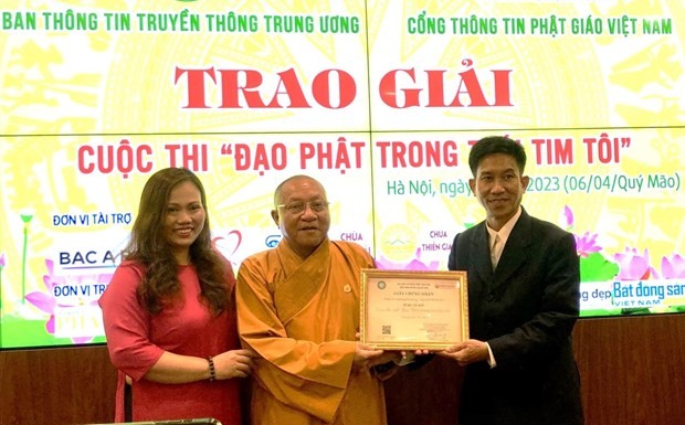 Entrega del primer premio al autor Quang Phuong (Fotografía: VNA)
