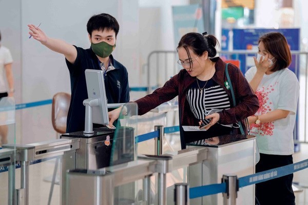 Pasajeros realizan voluntariamente trámites biométricos en el aeropuerto de Noi Bai. (Fotografía: VNA)