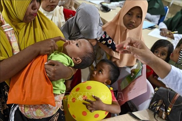Niños tomando vitaminas en Indonesia (Fotografía: AFP)