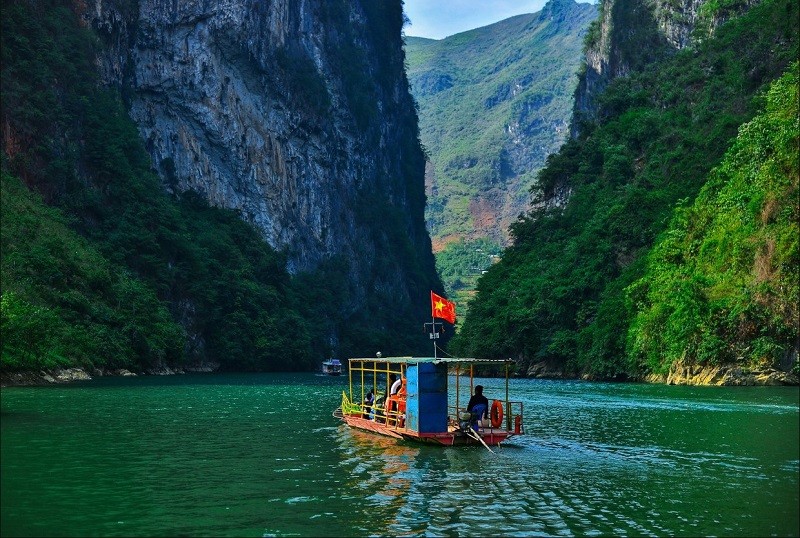 El río esmeralda Nho Que, al pie del paso Ma Pi Leng, en la provincia de Ha Giang. (Fotografía: congluan.vn)