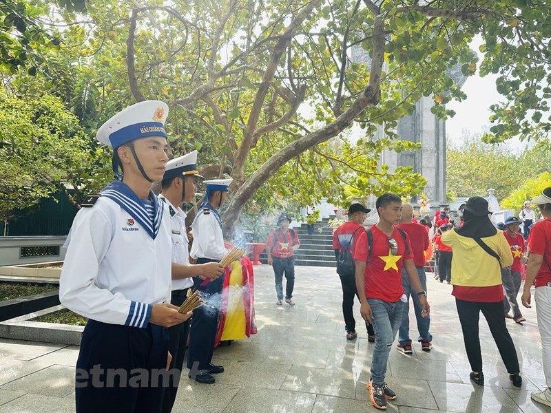 Soldados de la Armada Popular de Vietnam preparan inciensos para las delegaciones que llegan al Monumento a los Héroes y Mártires en Truong Sa. 