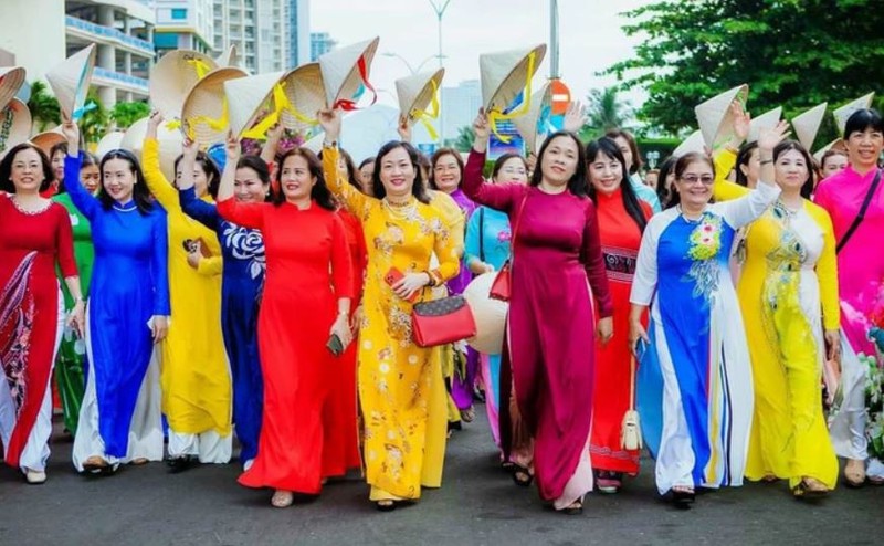 Desfilan más de seis mil mujeres con Ao Dai en Festival del Mar Nha Trang (Fotografía: phunuvietnam.vn)