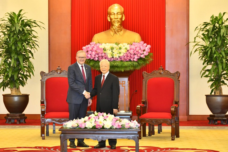 El secretario general del Partido Comunista de Vietnam, Nguyen Phu Trong, recibe al líder del Partido Laborista y primer ministro de Australia, Anthony Albanese (Fotografía: Nhan Dan)