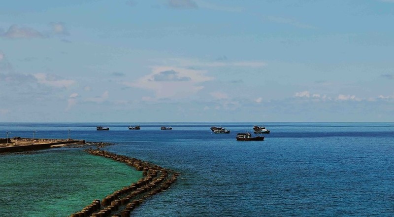 En el distrito isleño de Truong Sa, se han establecido centros de servicios de logística de pesca que proporcionan combustible, alimentos y artículos de primera necesidad para ayudar a los pescadores. 