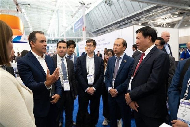 El viceministro de Salud Pública Do Xuan Tuyen (primero, de derecha a izquierda), al frente de una delegación, asiste a la Convención Internacional de Biología 2023 en EE.UU. (Fotografía: VNA)