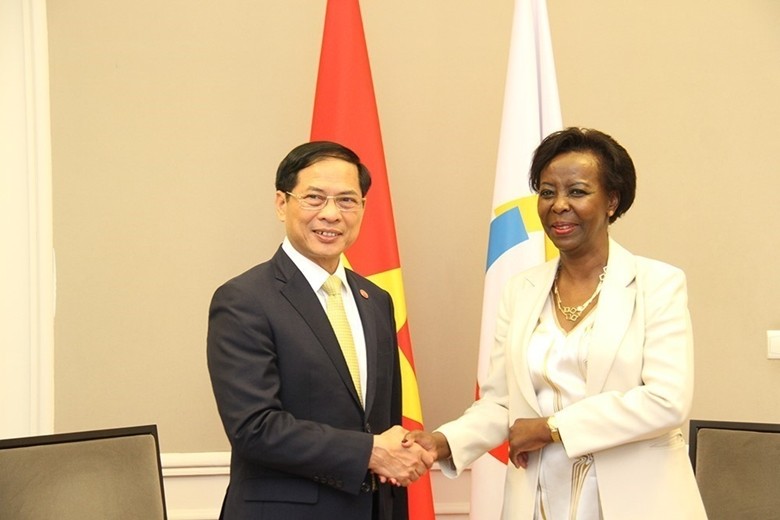 El ministro de Relaciones Exteriores, Bui Thanh Son, y la secretaria general de la OIF, Louise Mushikiwabo (Fotografía: VNA)