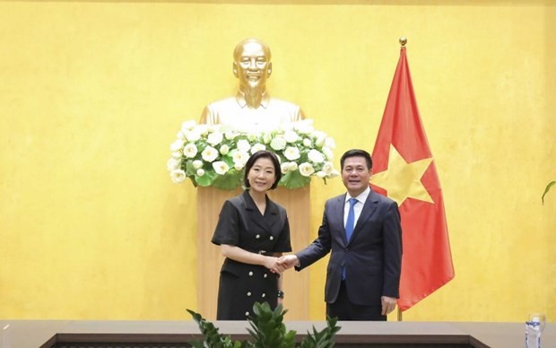 El ministro de Industria y Comercio vietnamita, Nguyen Hong Dien, y la embajadora surcoreana en Vietnam, Oh Yong-ju (Fotografía: VNA)
