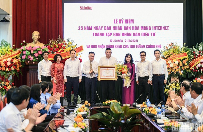 La Redacción de Nhan Dan Digital recibió el certificado de reconocimiento del Primer Ministro por sus contribuciones durante los 25 años de existencia.