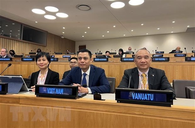 La delegación vietnamita, encabezada por el embajador Dang Hoang Giang, jefe de la misión del país indochino ante las Naciones Unidas, participa en la reunión. (Fotografía: VNA)