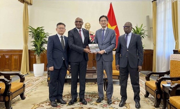 El 21 de noviembre de 2022, Do Hung Viet, asistente del Ministro de Relaciones Exteriores, recibe al presidente de la Confederación General de Empresas de Costa de Marfil, Jean-Marie Ackah. (Fotografía: baoquocte.vn)