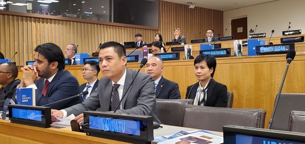 El embajador Dang Hoang Giang interviene en la cita. (Fotografía: VNA)