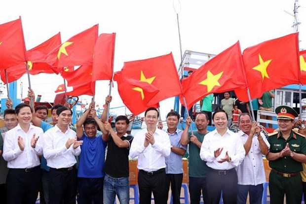 El presidente de Vietnam, Vo Van Thuong, visita isla de Phu Quy en provincia de Binh Thuan. (Fotografía: VNA)