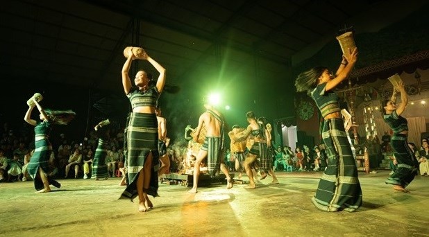 Espectáculo de danza en el sitio turístico comunitario Tá & Saly. (Fotografía: VNA)