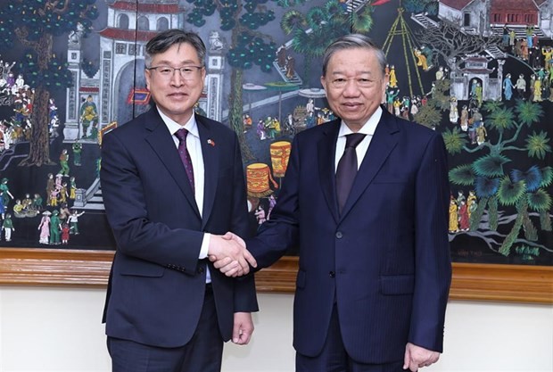 El ministro de Seguridad Pública de Vietnam, general To Lam (derecha) y el jefe de la Guardia Costera de Corea del Sur, Kim Jong-uk (Fotografía: VNA)