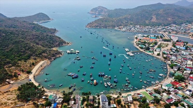 Vinh Hy Bay es una bahía en la comuna de Vinh Hai, distrito de Ninh Hai, provincia de Ninh Thuan, Vietnam, que se ubica a unos 42 kilómetros de la ciudad de Phan Rang - Thap Cham.