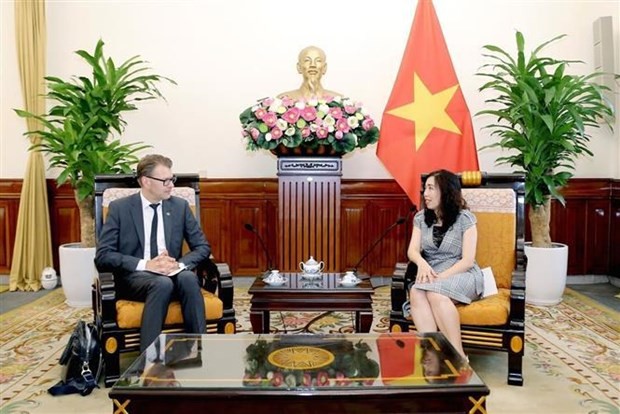 La vicecanciller vietnamita Le Thi Thu Hang recibe a Daniel Caspary, jefe de la delegación del Parlamento europeo encargada de los nexos con los países de la Asean y el Sudeste Asiático (DASE) (Fotografía: VNA)