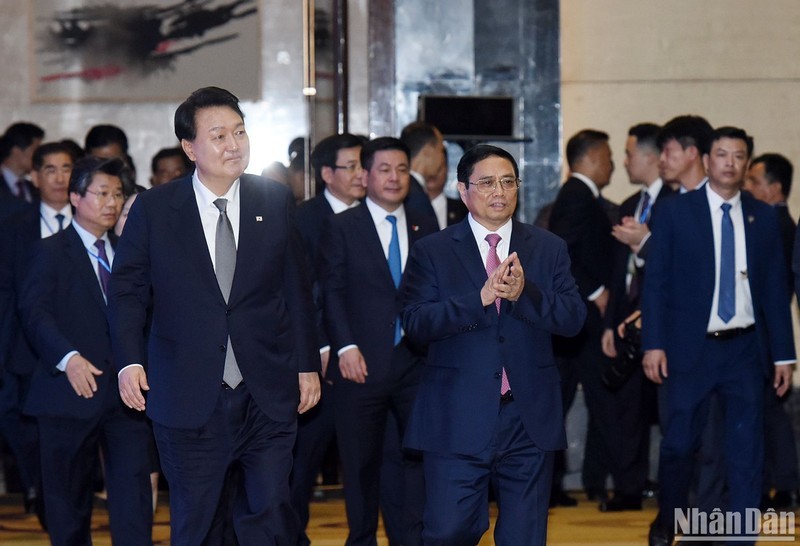 El primer ministro vietnamita, Pham Minh Chinh, y el presidente de Corea del Sur, Yoon Suk Yeol, participan en el Foro empresarial de ambos países. 