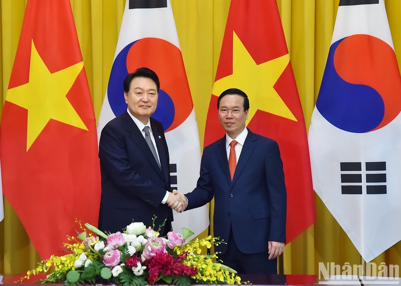 El presidente vietnamita, Vo Van Thuong, y su homólogo surcoreano, Yoon Suk Yeol (Fotografía: Nhan Dan)