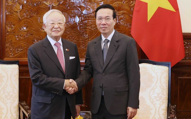 El presidente vietnamita, Vo Van Thuong, recibe a Sohn Kyung Shik, titular de la Federación de Empresas de Corea del Sur y también presidente del grupo multisectorial CJ. (Fotografía: VNA)