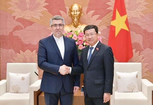 El jefe de la Comisión de Relaciones Exteriores de la Asamblea Nacional de Vietnam, Vu Hai Ha, recibe al embajador iraní, Ali Akbar Nazari. (Fotografía: VNA)