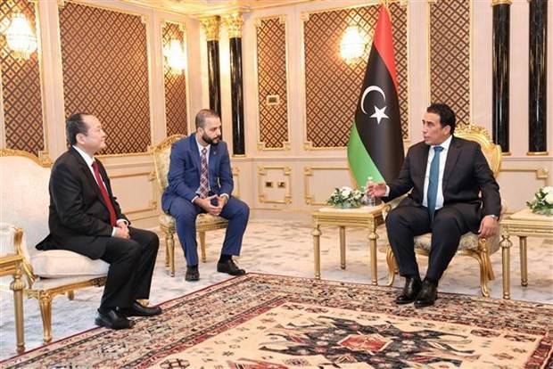 Mohamed Al-Menfi, presidente del Consejo Presidencial de Libia, recibe al nuevo embajador vietnamita en Egipto, concurrente en Libia, Nguyen Huy Dung. (Fotografía:VNA)