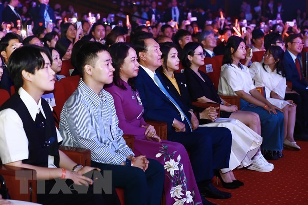 El presidente surcoreano, Yoon Suk Yeol, y la vicepresidenta de Vietnam, Vo Thi Anh Xuan, asisten al programa de intercambio artístico. (Fotografía: VNA)