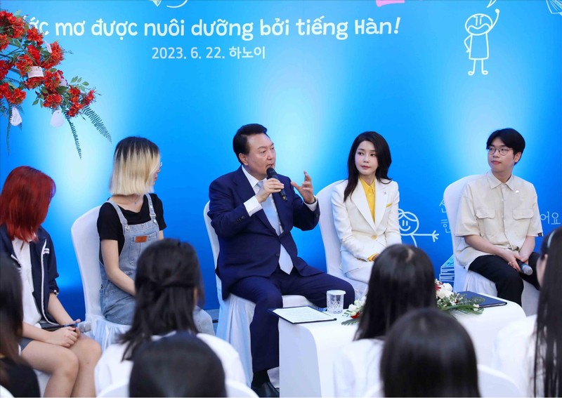 El presidente surcoreano, Yoon Suk Yeol, dialoga con los estudiantes vietnamitas. (Fotografía: VNA)