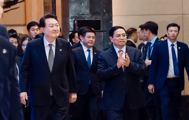 El primer ministro vietnamita, Pham Minh Chinh, y el presidente de Corea del Sur, Yoon Suk Yeol, participaron en el Foro empresarial de ambos países (Fotografía: VGP)