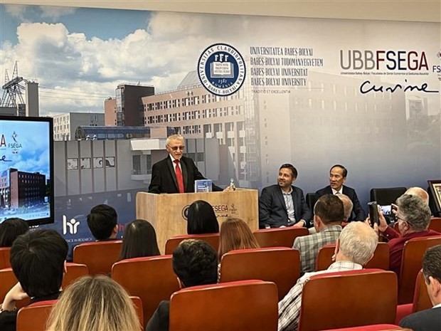 El doctor Pavel Suian habla en el acto de presentación del libro. (Fotografía: VNA)