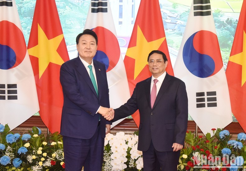 El primer ministro de Vietnam, Pham Minh Chinh, y el presidente de Corea del Sur, Yoon Suk Yeol. (Fotografía: Nhan Dan)