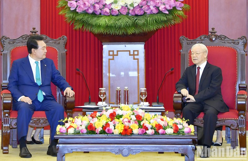 El secretario general del Partido Comunista de Vietnam, Nguyen Phu Trong, y el presidente de Corea del Sur, Yoon Suk Yeol. (Fotografía: Nhan Dan)