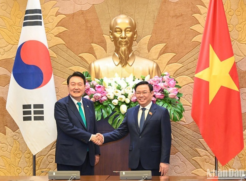 El presidente de la Asamblea Nacional de Vietnam, Vuong Dinh Hue, y el presidente surcoreano,Yoon Suk Yeol (Fotografía: Nhan Dan)