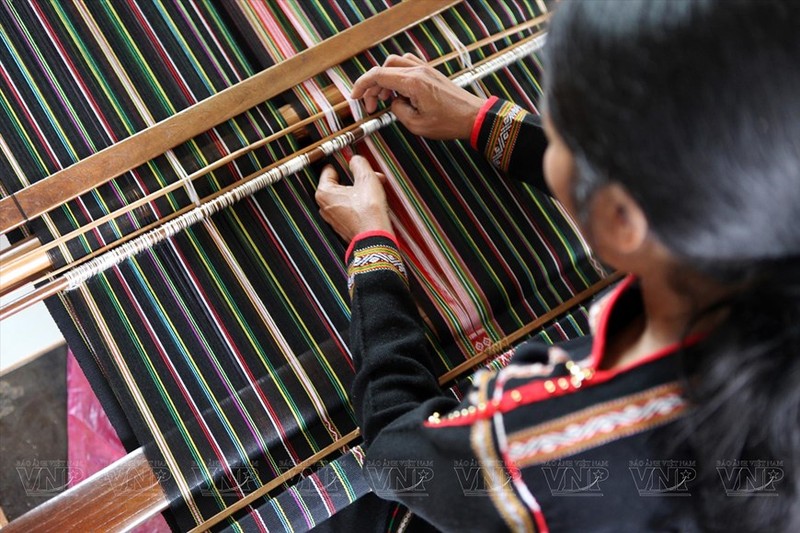 Los telares de brocado de los grupos étnicos M' Nong, Ma y Ede son bastante similares y están hechos de bambú y madera. Esta es una herramienta de tejido rudimentaria sostenida por el pie y tejida a mano.