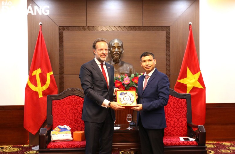 El vicepresidente permanente del Comité Popular de Da Nang, Ho Ky Minh, recibe al cónsul general de los Países Bajos en Ciudad Ho Chi Minh, Daniel Coenraad Stork. (Fotografía: baodanang.vn)