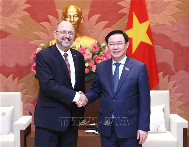 El presidente de la Asamblea Nacional de Vietnam, Vuong Dinh Hue y el embajador de Suiza en Hanói, Thomas Gass. (Fotografía: VNA)