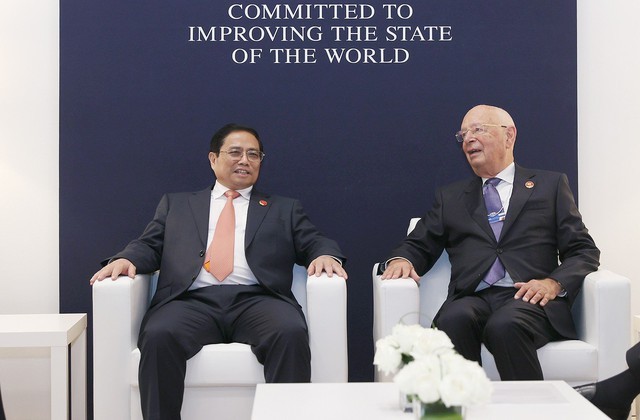 El primer ministro de Vietnam, Pham Minh Chinh (izquierda), y Klaus Schwab, fundador y presidente ejecutivo del FEM (Fotografía: VGP)