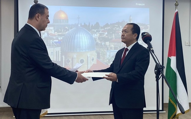 En nombre del presidente Mahmoud Abbas, el embajador palestino en El Cairo, Diab Allouh, recibe las cartas credenciales del diplomático vietnamita, Nguyen Huy Dung. (Fotografía: VNA)