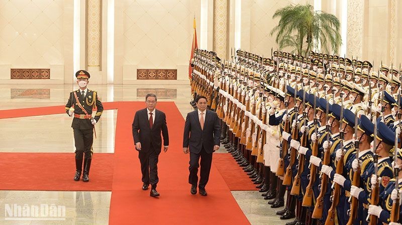 El primer ministro de Vietnam Pham Minh Chinh y su homólogo de China, Li Qiang.