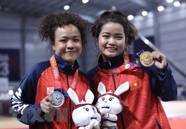 Las atletas vietnamitas Tran Huynh Nhu y Nguyen Thi Hong Tram ganan medallas en SEA Games 32 (Fotografía: VNA)