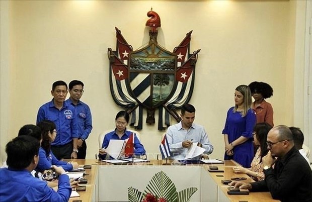 En la firma del memorando de entendimiento de cooperación periodo 2023-2027 entre jóvenes de Vietnam y Cuba (Fotografía: VNA)