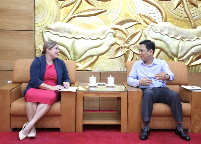El director del Instituto de Estudios Internacionales y Diplomacia Popular de la VUFO, Dong Huy Cuong, recibe a Kate Barlett, agregada cultural de la Embajada de Estados Unidos en Hanói. (Fotografía: thoidai.com.vn)