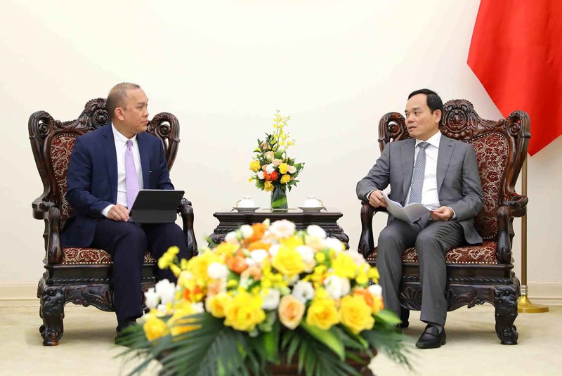 El viceprimer ministro Tran Luu Quang (derecha) conversa con Wempi Saputra, director ejecutivo de la Oficina del Grupo del BM para el Sudeste Asiático. (Fotografía: VNA)