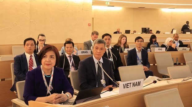 El asistente del ministro de Relaciones Exteriores de Vietnam, Nguyen Minh Vu, y representantes vietnamitas en el evento (Fotografía: baoquocte.vn)