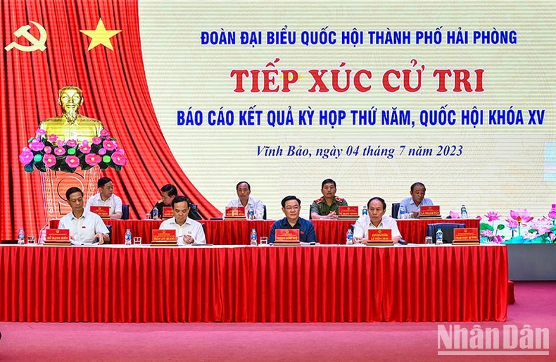El presidente de la Asamblea Nacional de Vietnam, Vuong Dinh Hue, y la delegación de diputados de la ciudad de Hai Phong (Fotografía: VNA)