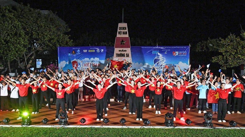Programa musical llama a jóvenes vietnamitas a vivir una vida humana