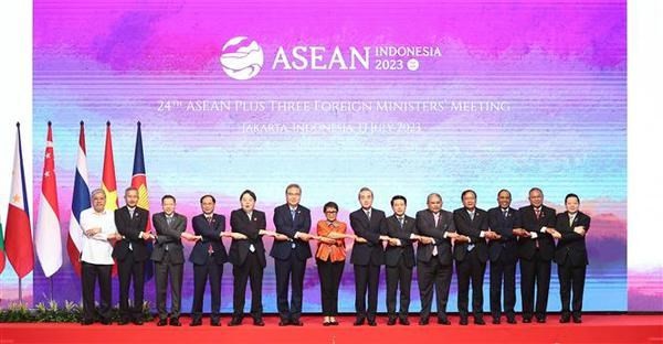 El ministro vietnamita de Relaciones Exteriores, Bui Thanh Son (cuarto, a la izquierda) y otros cancilleres toman una foto en la Conferencia Asean+3. (Fotografía: YONHAP/VNA)