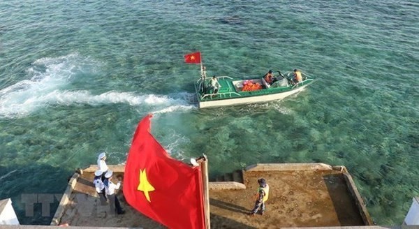 Bote patrullero en la isla de Da Thi. (Fotografía: VNA)
